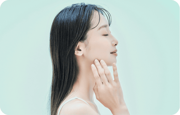 女性が潤いケアしている画像